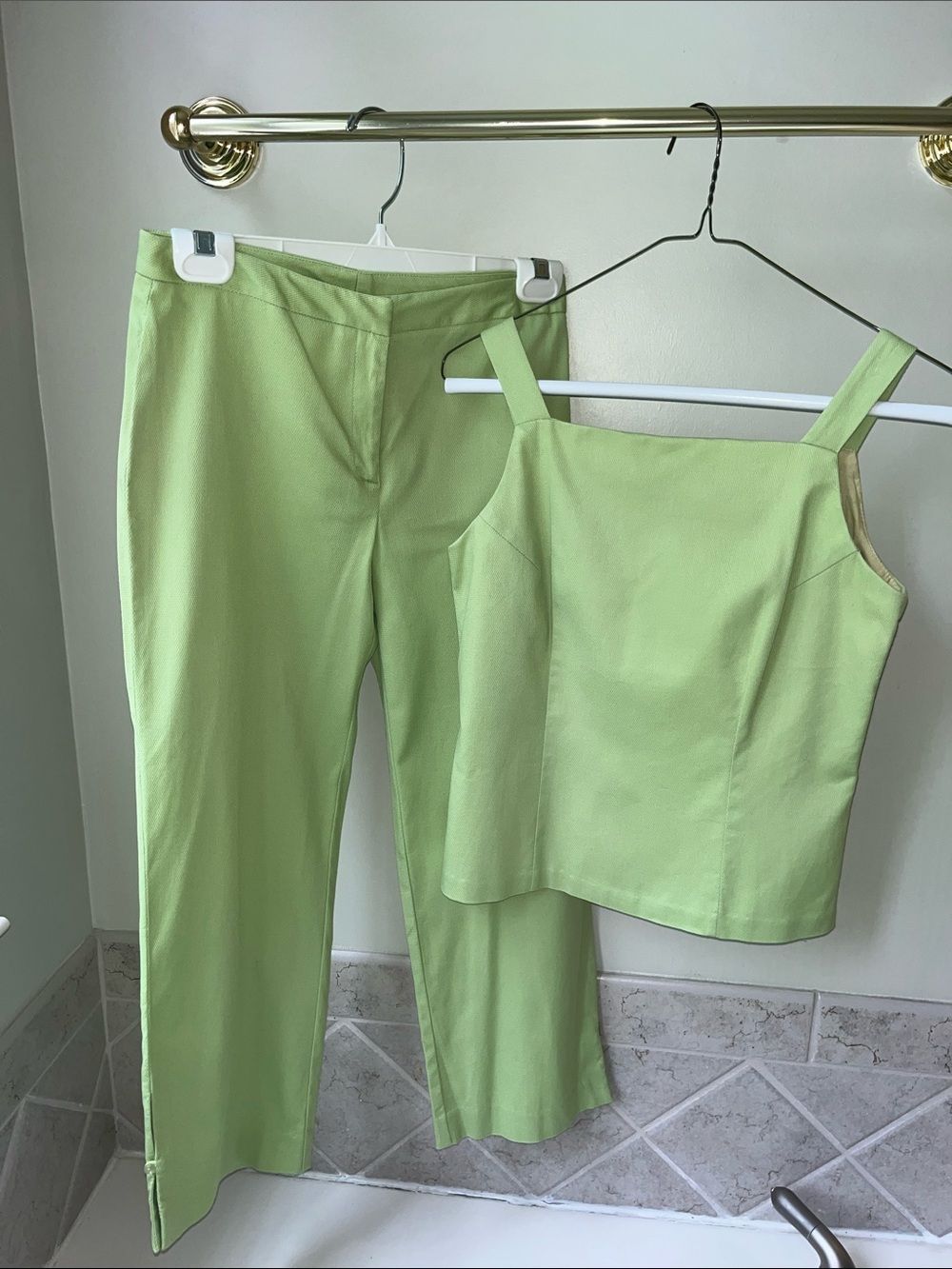 New Frontier Light Green Tank Top & Straight Leg Pants Set, size 2